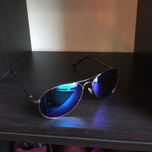 Blue reflective aviator sunnies