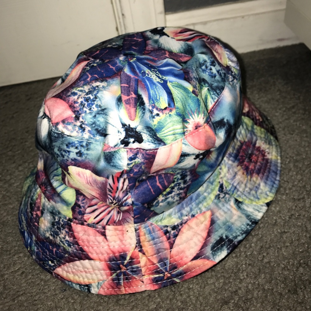 Bucket hat