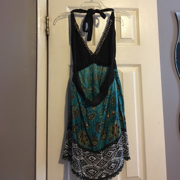 Wet Seal medium black & teal floral halter top🌺 - Picture 4 of 4