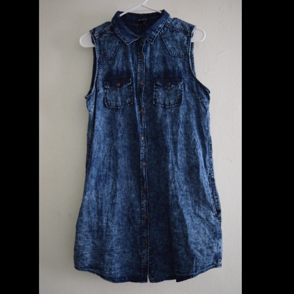 Jean dress with side pockets. Never worn!!