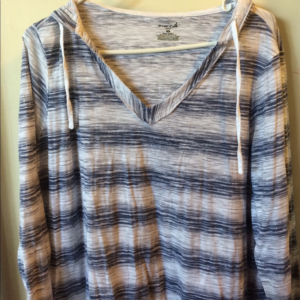 3/4 length sleeve shirt with a hood