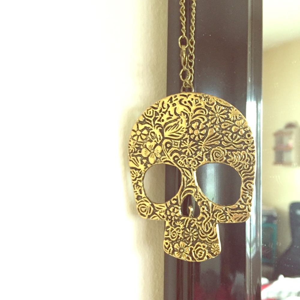 large skull necklace with pattern!