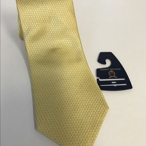 Tommy Hilfiger gold tie classy