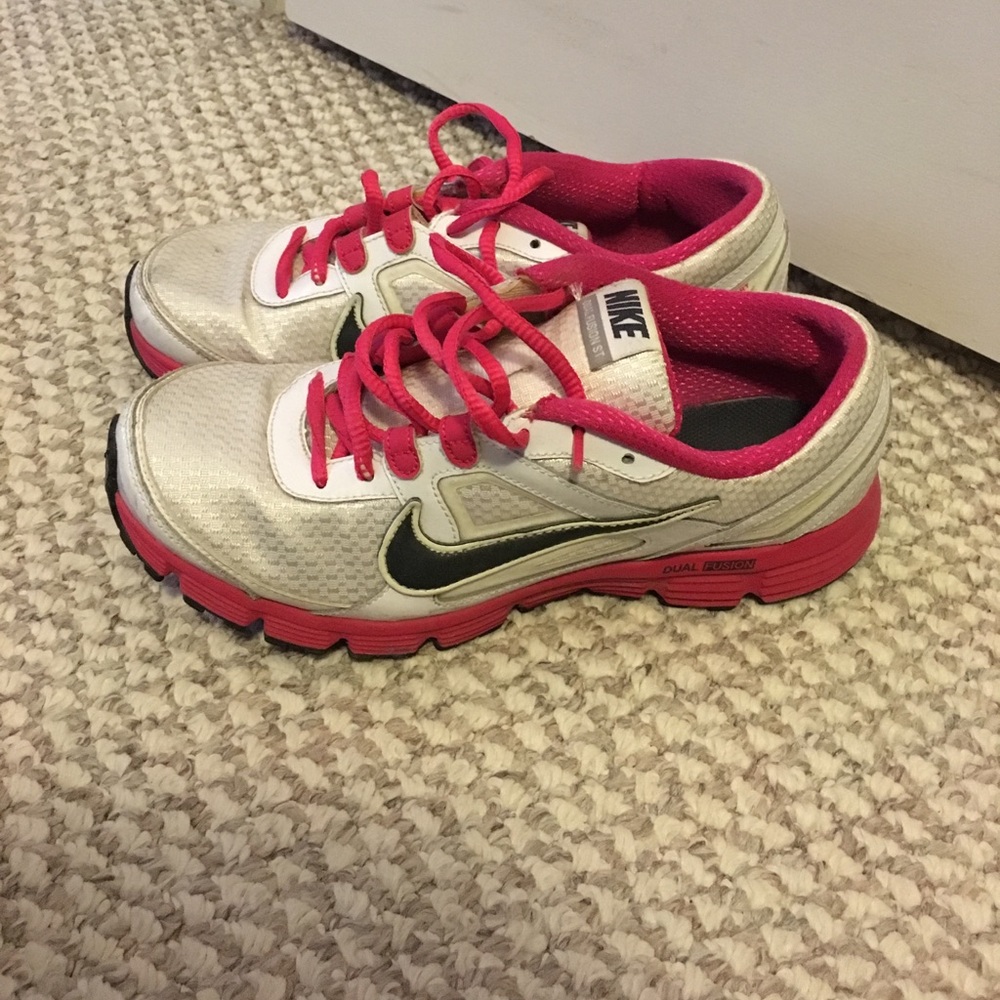 Nike Dual Fusion sneakers