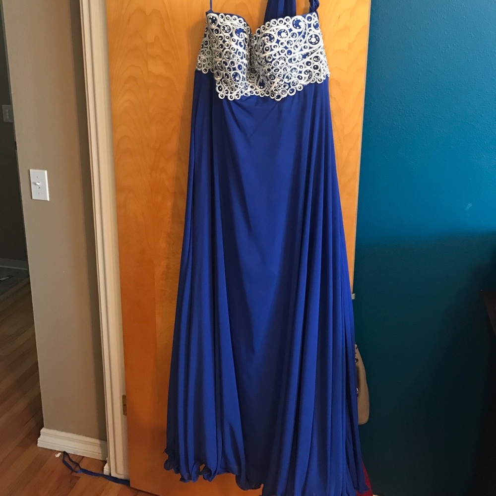 Royal blue prom dress 💙