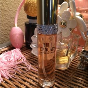 White Diamonds perfume Elizabeth Taylor