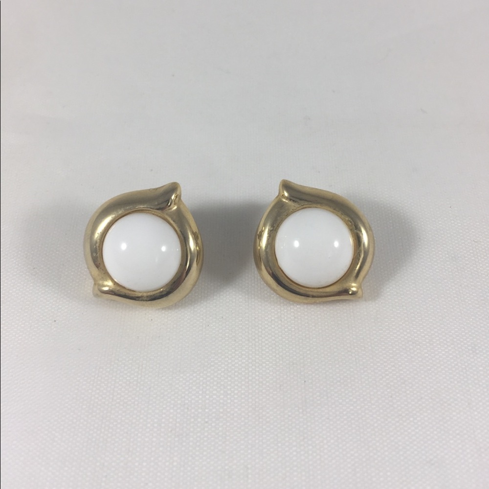 Vintage style earrings white and gold colored