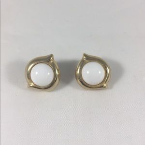 Vintage style earrings white and gold colored