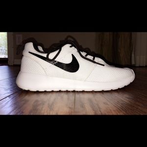 Size 8.5 Nike Roshes
