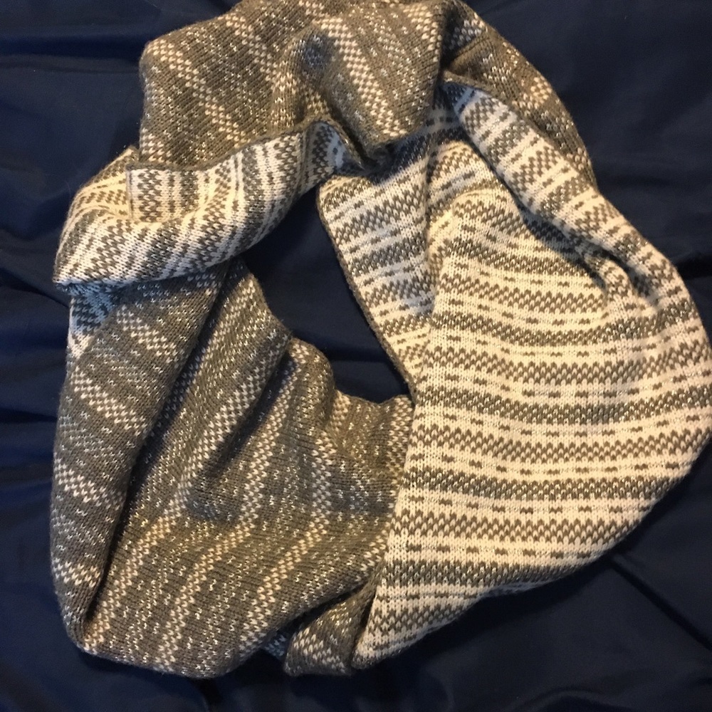 Reversible infinity scarf