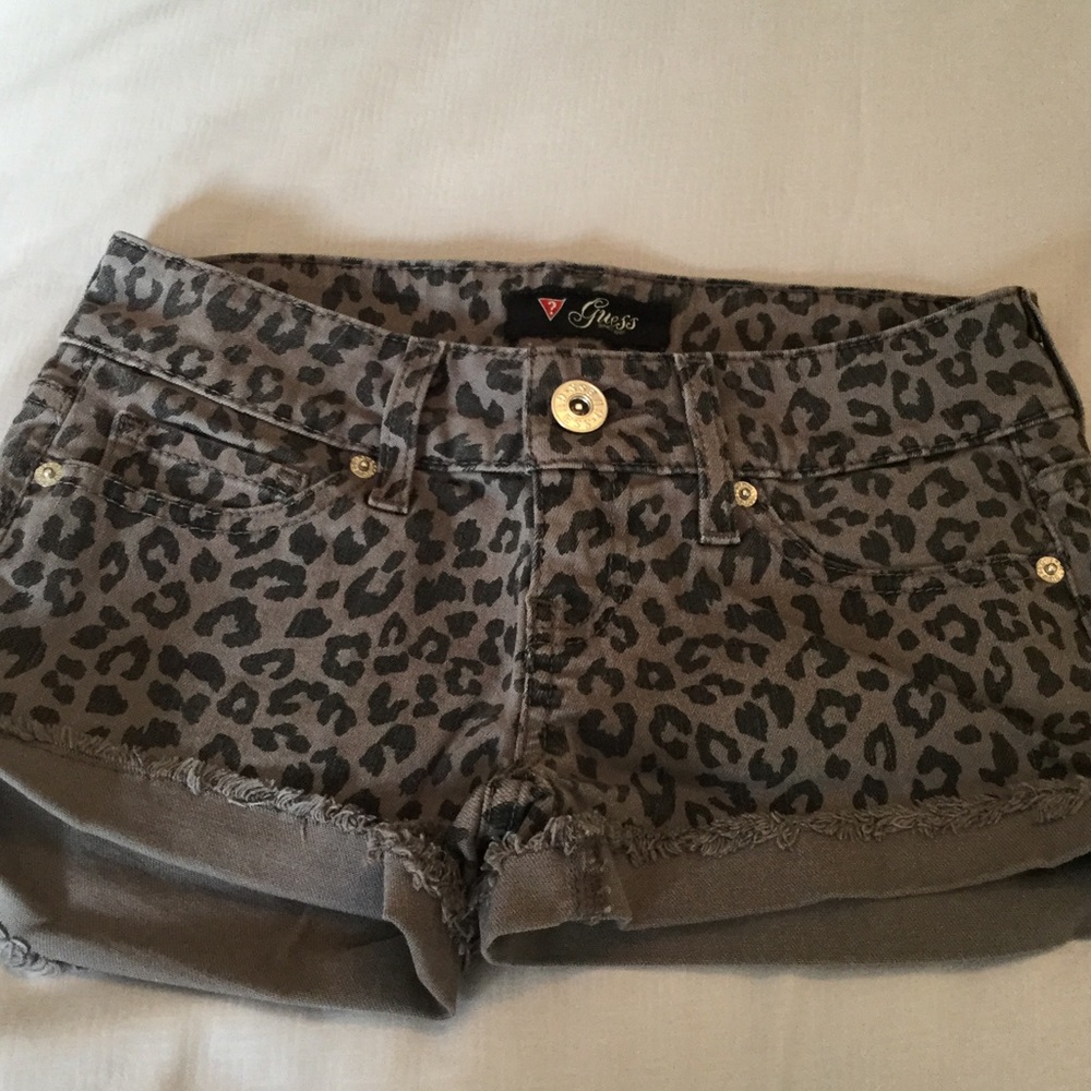 GUESS GRAY CHEETAH JEAN SHORTS🖤
