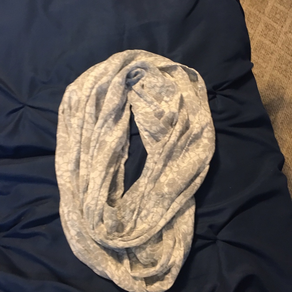 Light gray and white lace print scarf