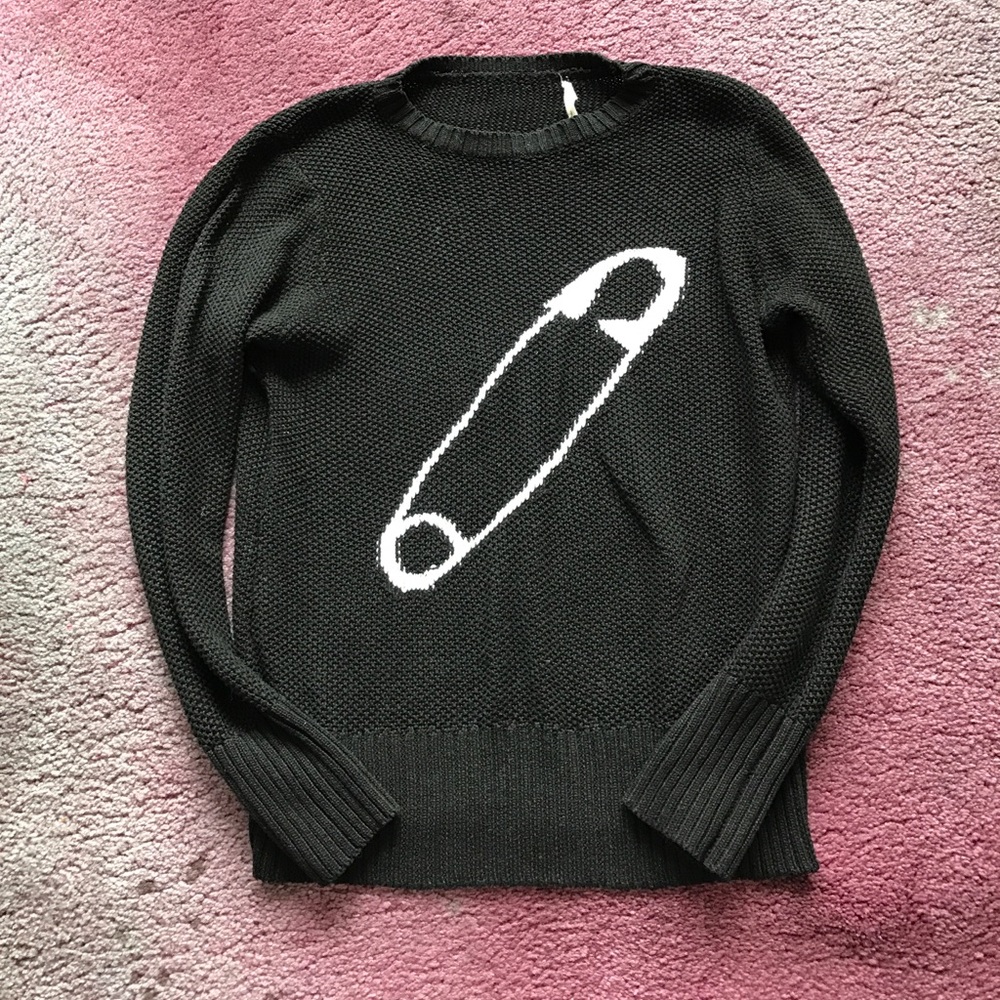 BLACK SAFETY PIN SWEATER XS