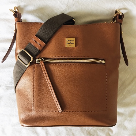 Dooney & Bourke Handbags - 🎉HP🎉Dooney & Bourke Raleigh Roxy Bag