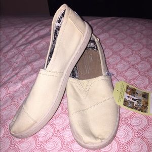 NEW WITH TAGS! TOMS Size 5 Youth (size 7 women's)