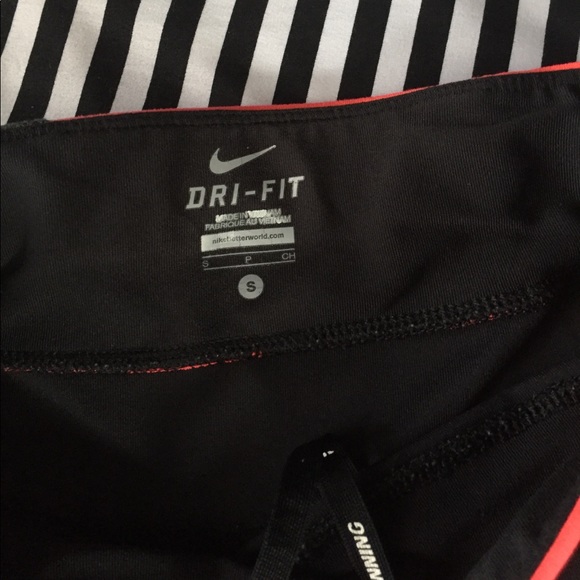 Capri gym pants only worn once. In great condition - Picture 2 of 3