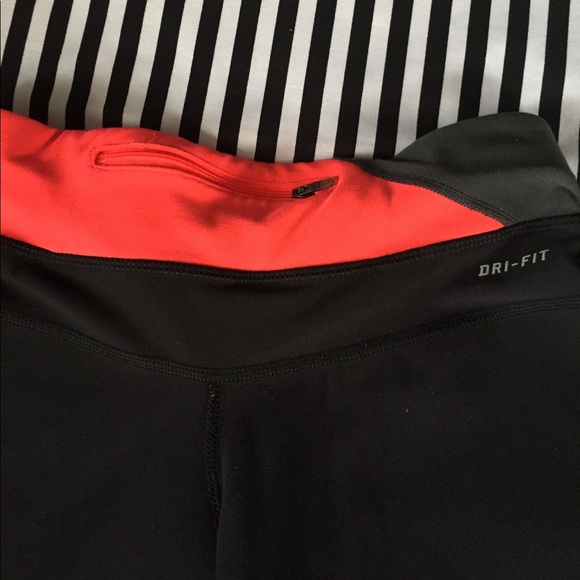 Capri gym pants only worn once. In great condition - Picture 3 of 3