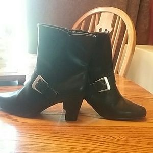 Black boots with buckle  (predictions)