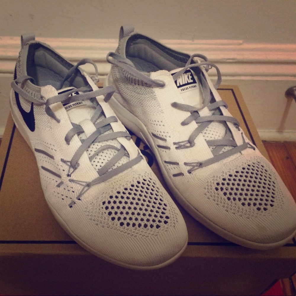 Nike free focus flyknit sneakers wolf grey/white