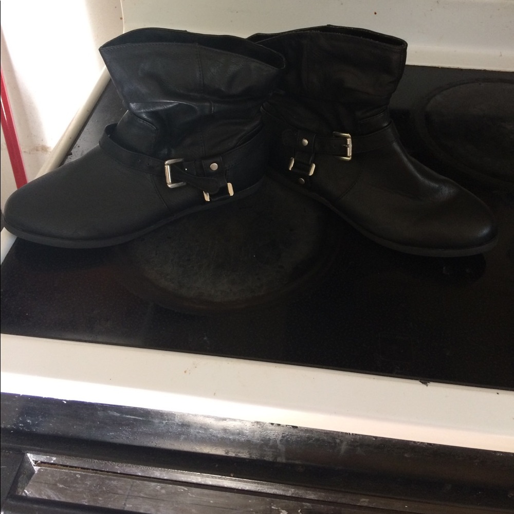 Woman's size 8.5 short black boots.