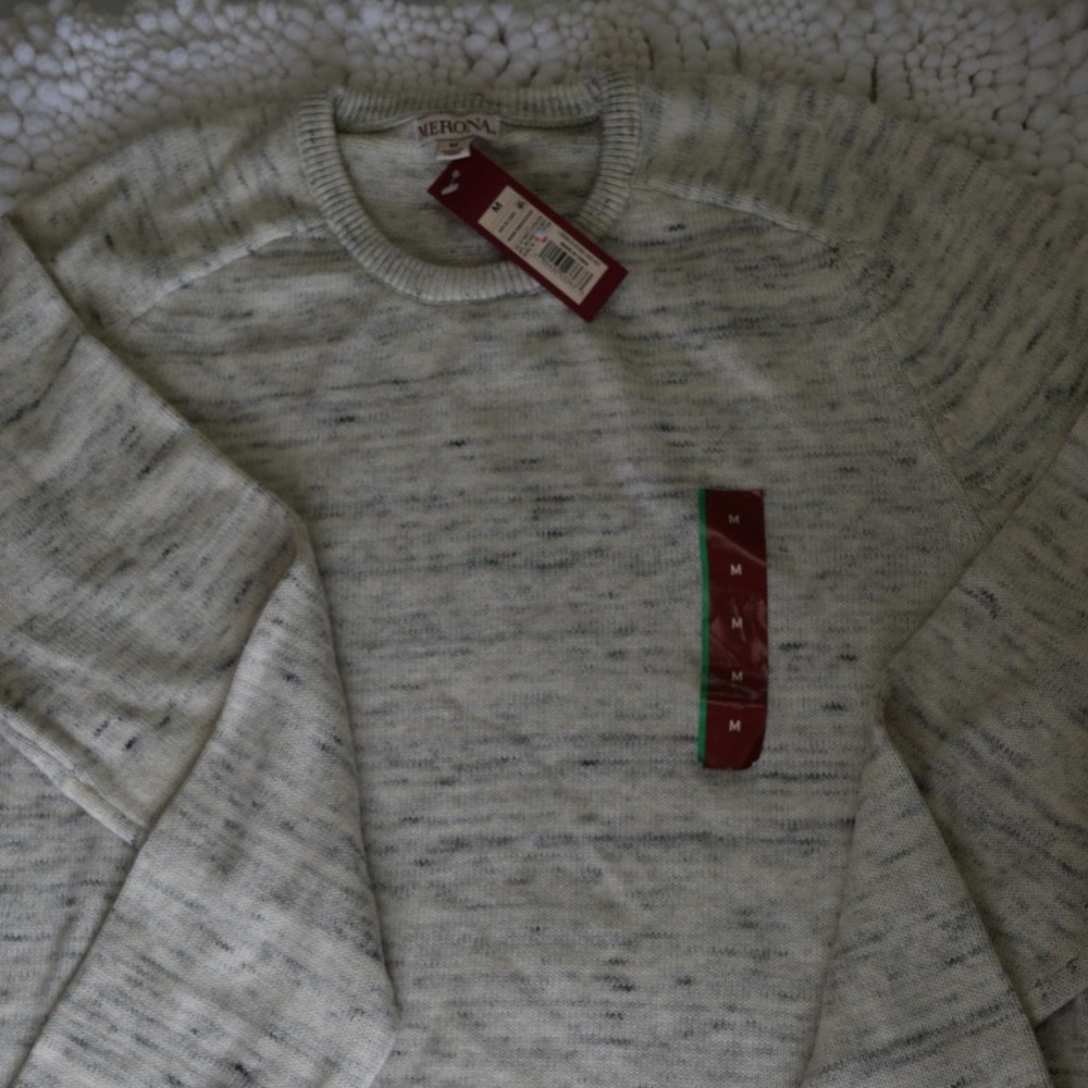Light sweater. Never worn 10/10 🔥🔥🔥 - Picture 2 of 2