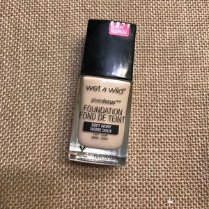 3 for 10 💥 Wet n Wild photo focus Foundation