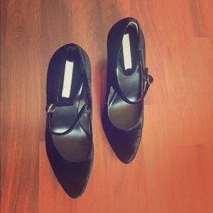 BANANA REPUBLIC BLACK SWADE HEELS
