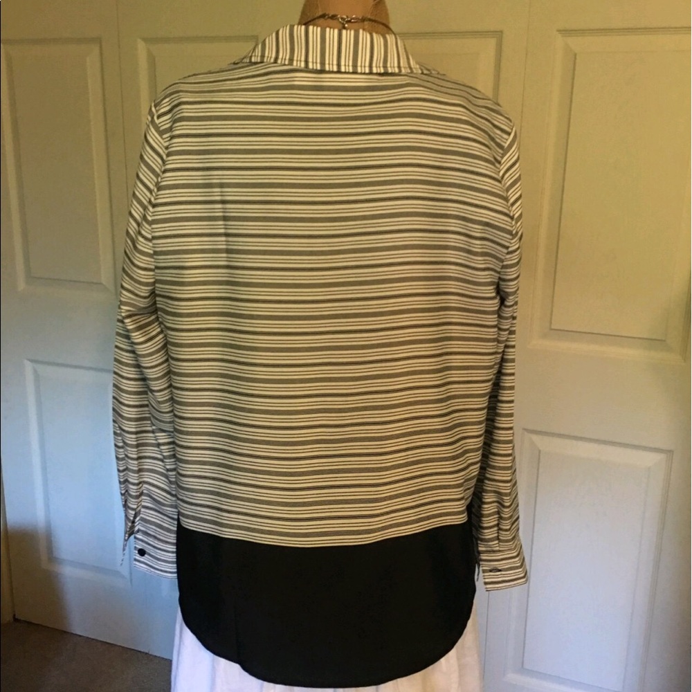 🌺CHICO'S LIGHTWEIGHT TOP🌺 - Picture 3 of 6