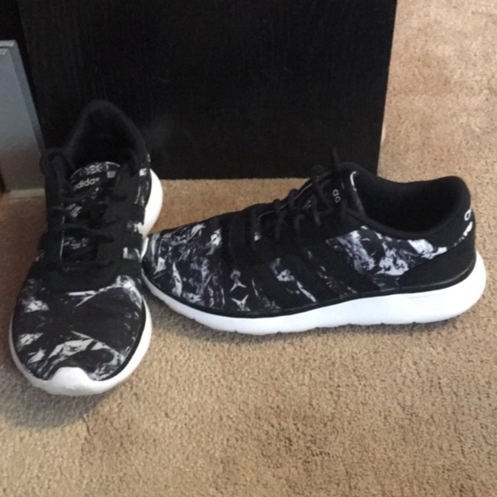 Tennis shoes