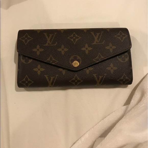 LOUIS Vuitton Sarah Wallet - Picture 1 of 6
