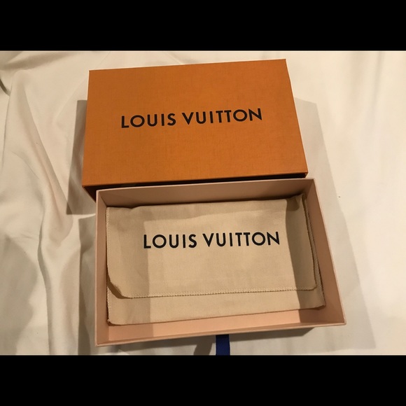 LOUIS Vuitton Sarah Wallet - Picture 5 of 6