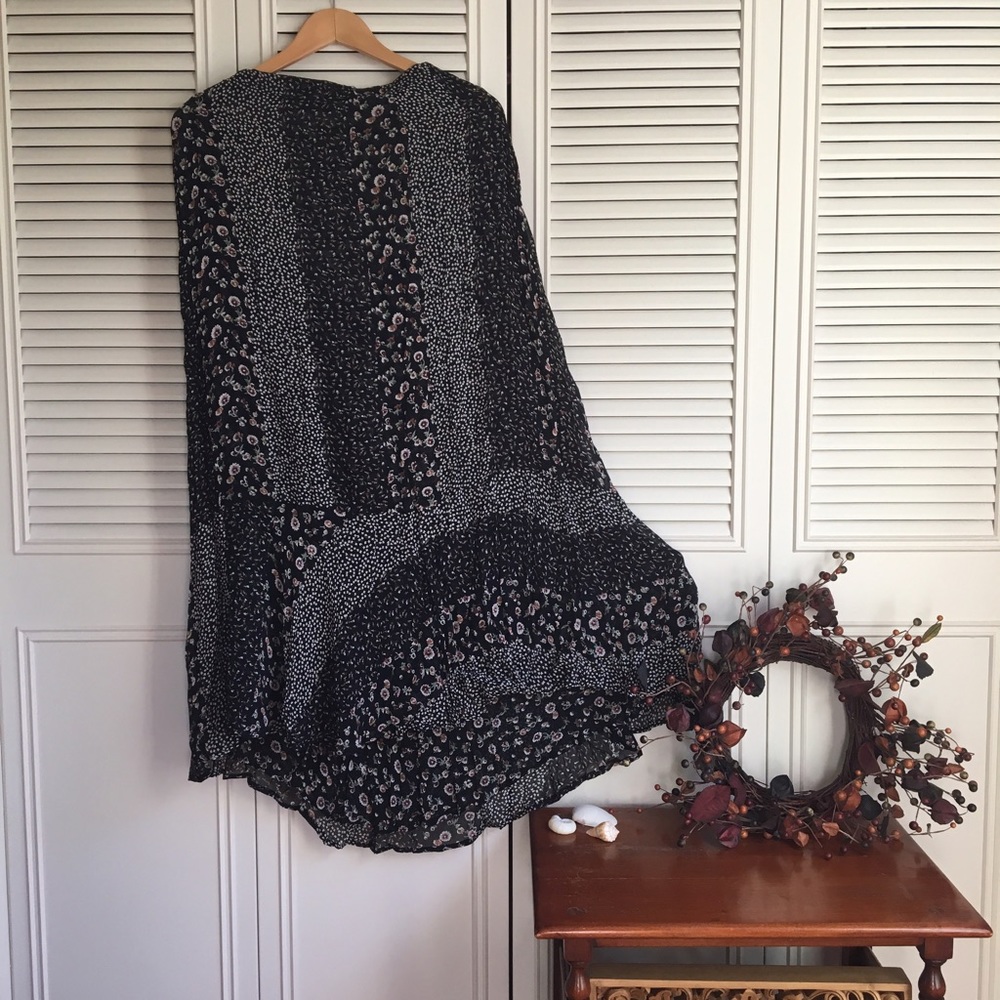 Black and White Ditzy Bohemian Floral Skirt