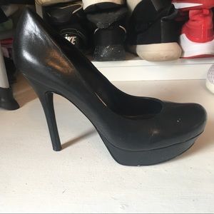 Jessica Simpson black pumps