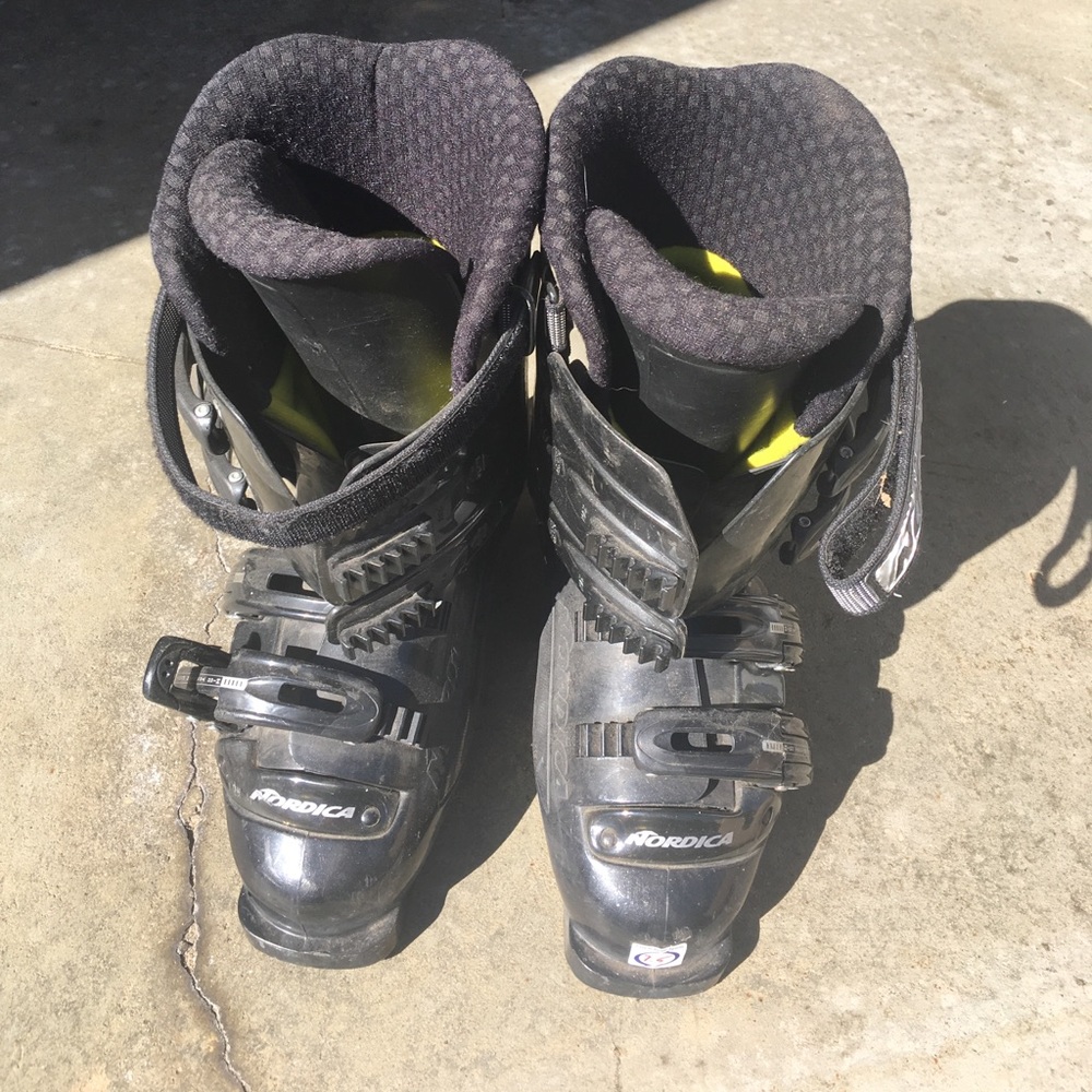 Nordica ski boots (for size 7 1/2-8 female)