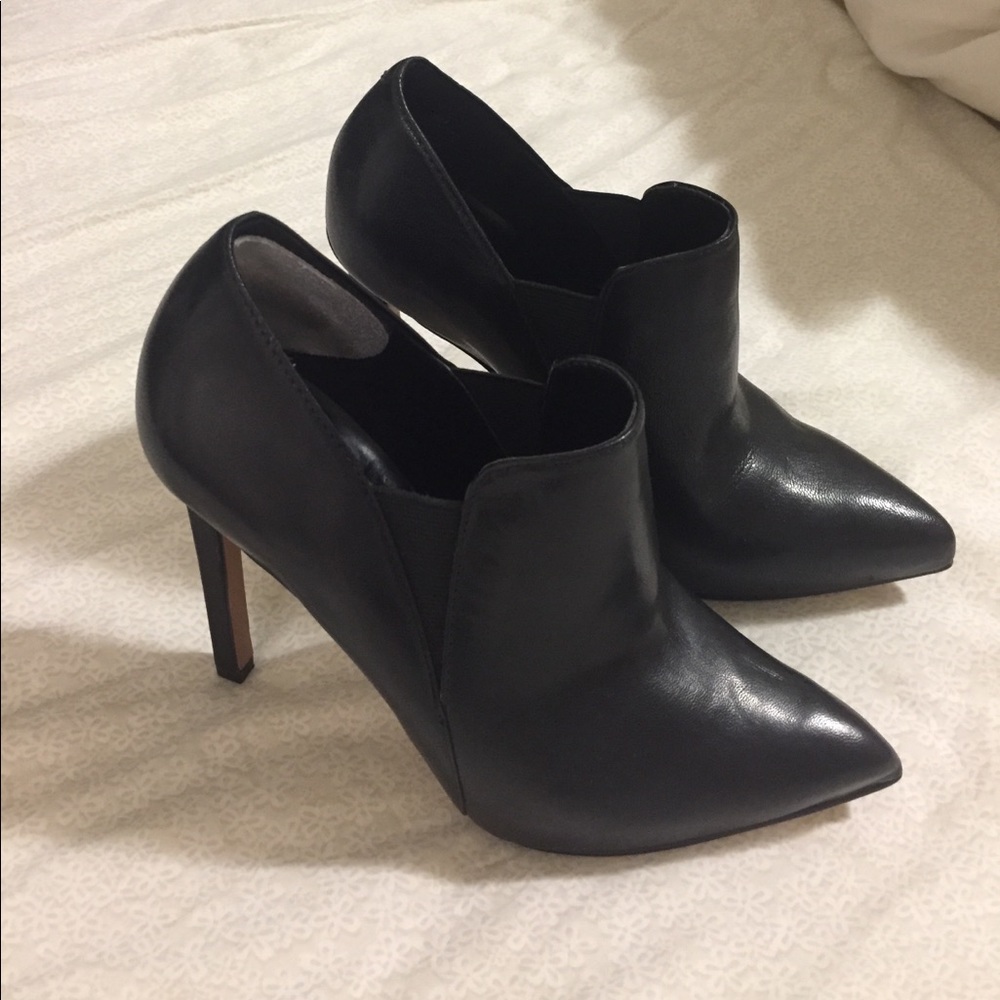 Nine West size 5 black booties