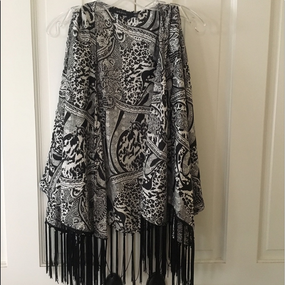 🆕 Black & White Kimono Cold Shoulder Coverup