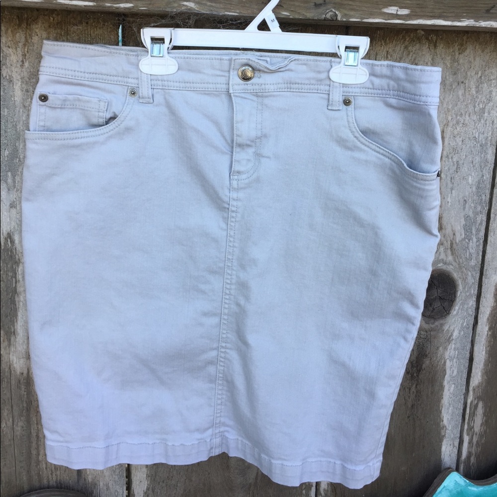Light grey stretchy jean skirt.