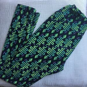 Lularoe leggings black with green snakes OS