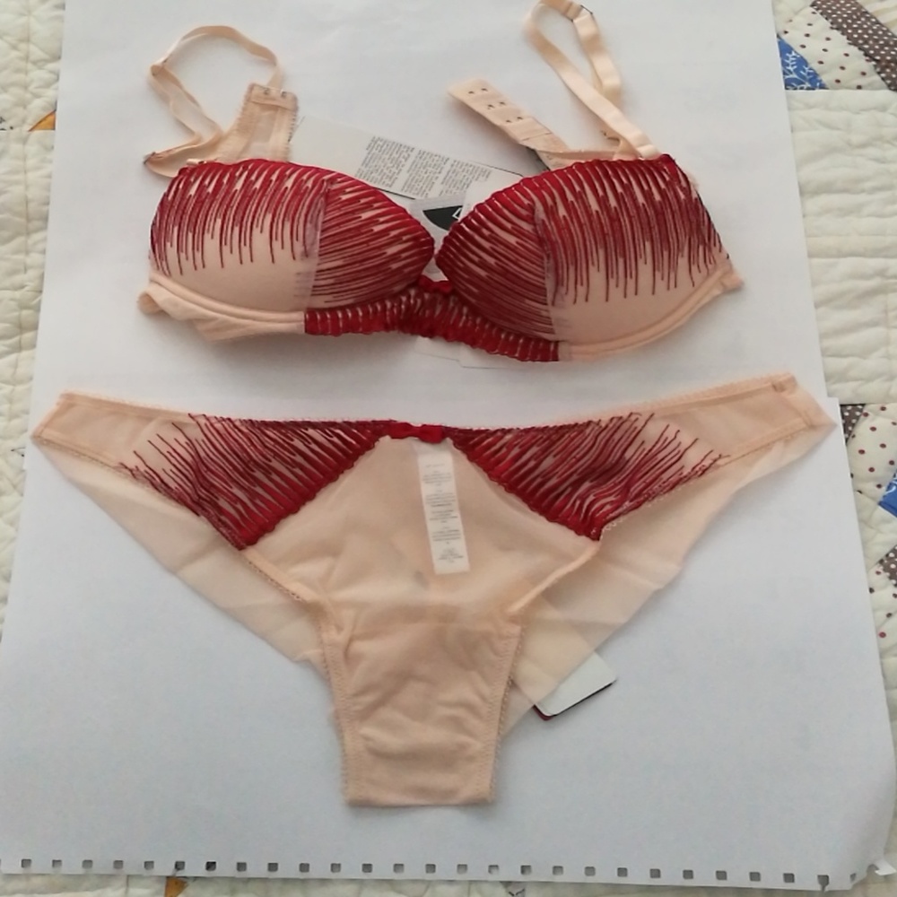 A bra and underwear set: with medium bottom
