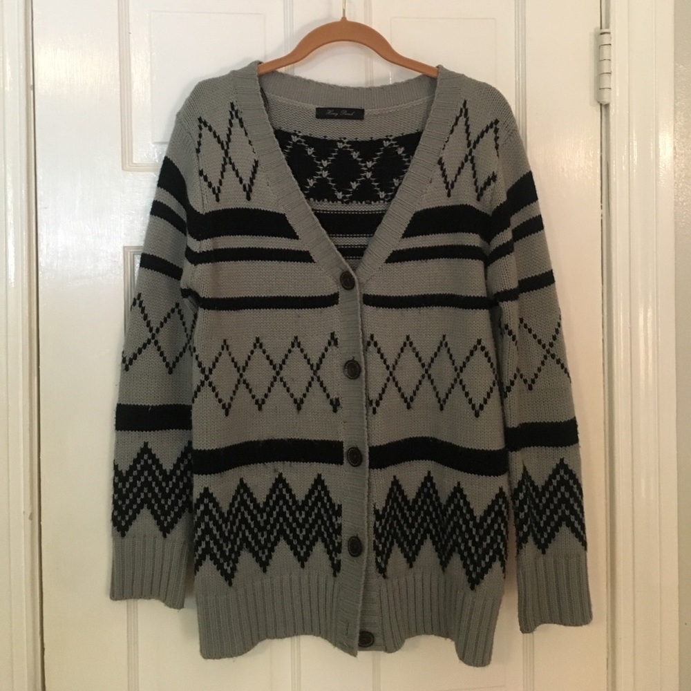 Comfy black and white yarn sweater