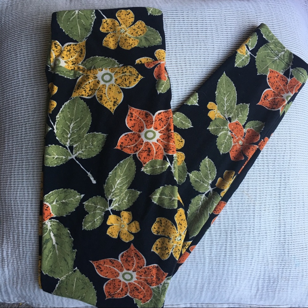 Lularoe leggings black with flowers OS