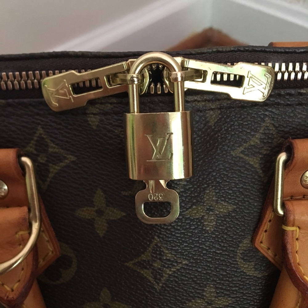 ADDITIONAL PHOTOS Louis Vuitton Alma PM