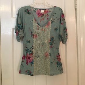 Flowered top with lace detail