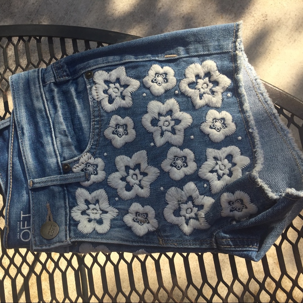 Loft flowery shorts!💙🌸💙🌸💙🌸