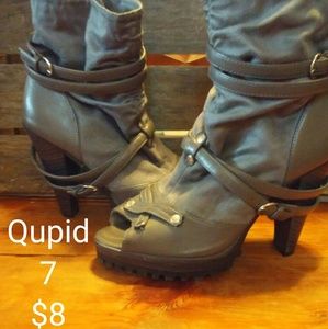 Qupid gray faux suede & leather open toe booties