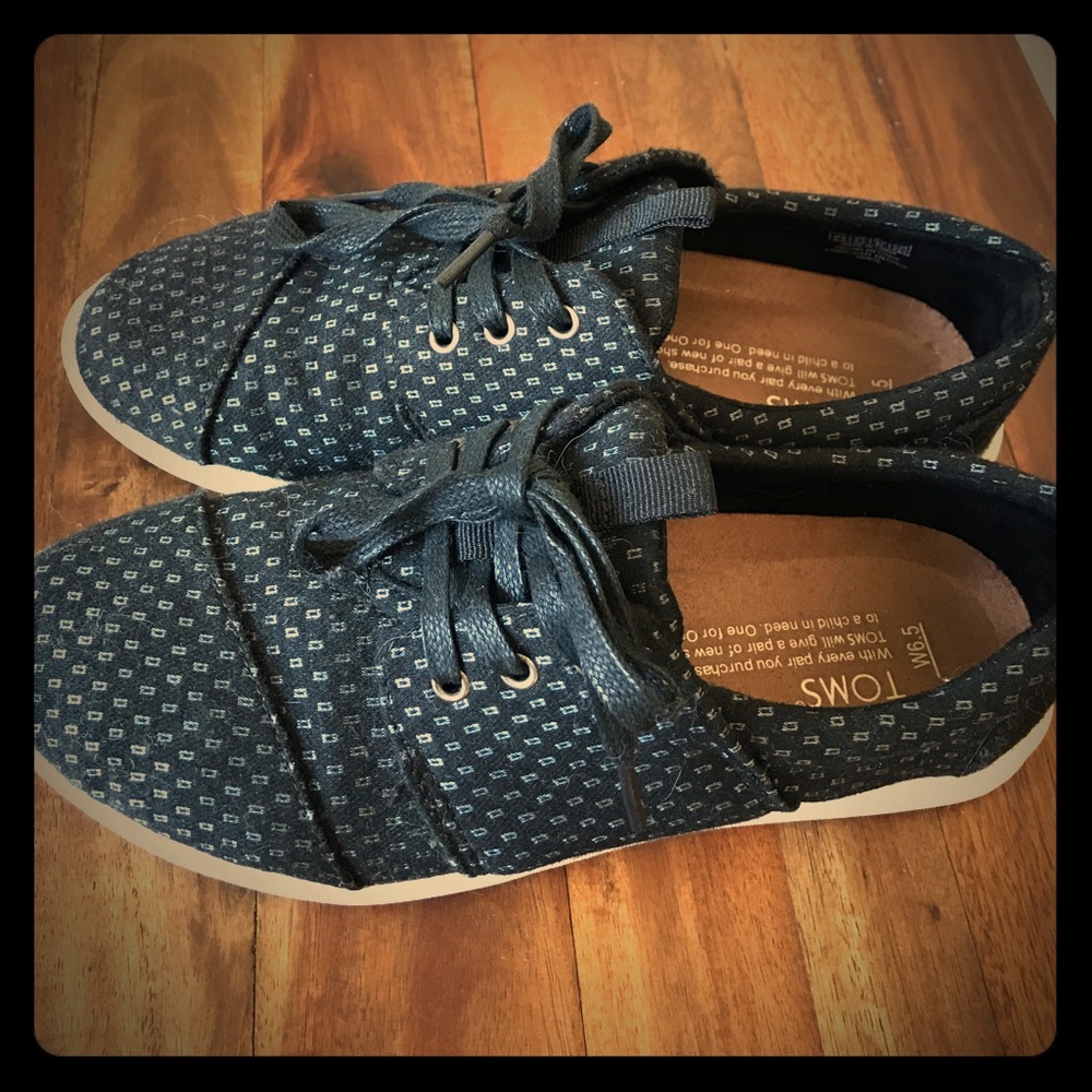 Toms lace ups in black