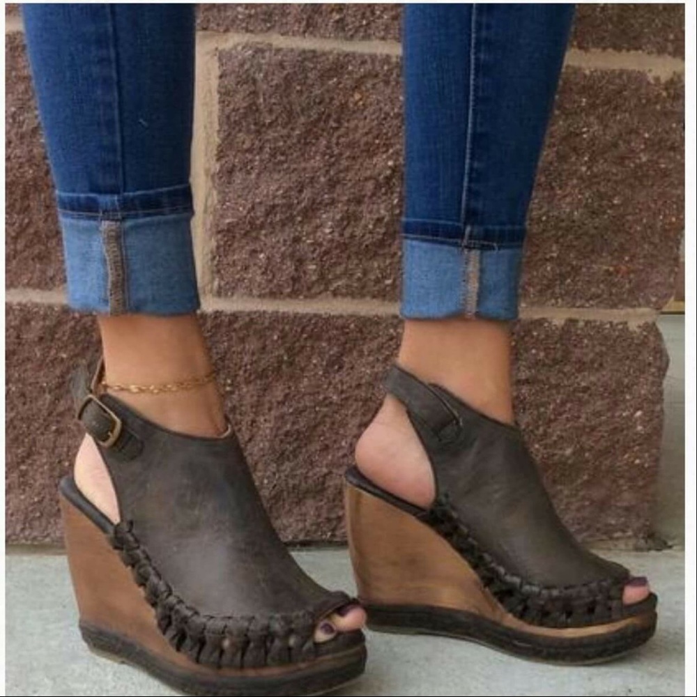 Dark brown wedges