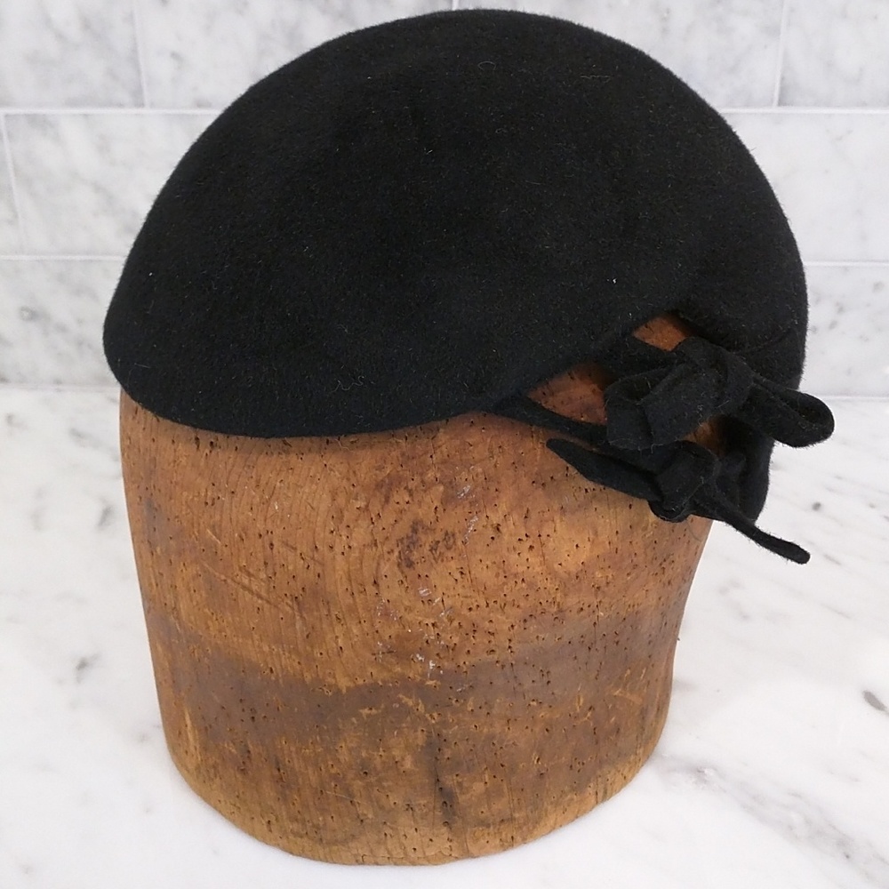 Vintage 1940's black felt hat