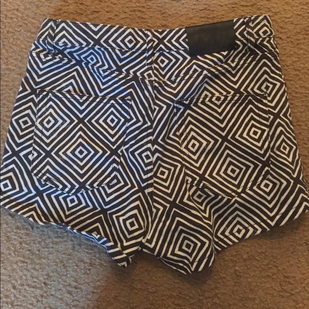 Patterned High Waisted Shorts - Picture 2 of 4