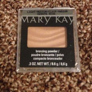 Mary Kay bronzing powder (light-medium)